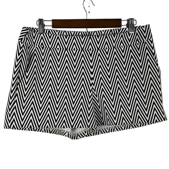 Express WOMENS CHEVRON LINED SHORTS‎ - Picture 1 of 10